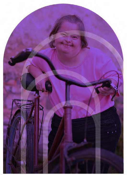 Mulher idosa com síndrome de Down de pé junto a uma bicicleta.