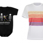 Foto de body preto com figuras de esqueletos parados e somente um (colorido) em movimento e blusa branca com faixas coloridas com texto "serendipidade"