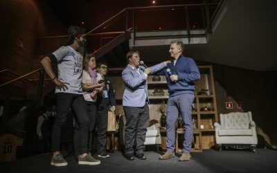 Hneri Zylbertajn, Tathi Piancasteli, Vinicius Streda e Luciano Huck no palco.