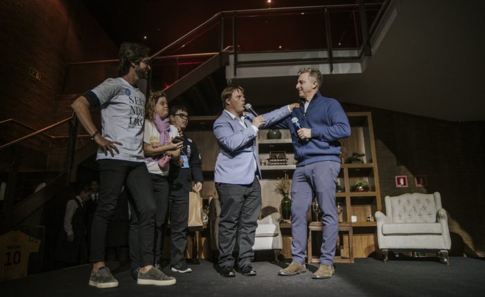 Hneri Zylbertajn, Tathi Piancasteli, Vinicius Streda e Luciano Huck no palco.