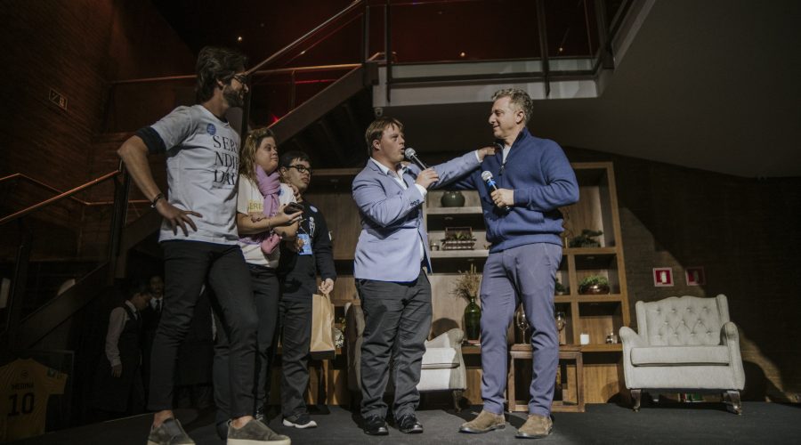 Hneri Zylbertajn, Tathi Piancasteli, Vinicius Streda e Luciano Huck no palco.